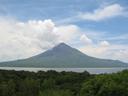 IMG 4157 Vanaf Leon Viejo uitzicht op vulkaan Momotombo symbool van Nicaragua 1280m