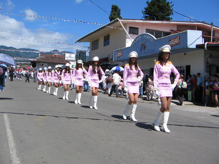 IMG 6234 De parade van de roze parademeisjes