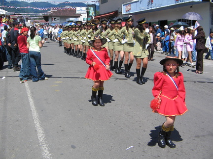 IMG 6248 Parade van de groene meisjes met kleine rode vrouwtjes