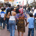 IMG 6631 De Kuna vrouwen lopen niet voor de toeristen in tradionele kleding Panama City