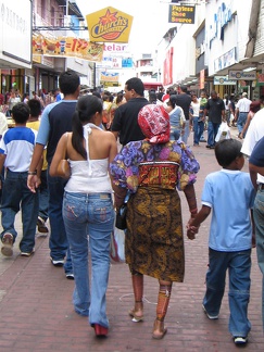 IMG 6631 De Kuna vrouwen lopen niet voor de toeristen in tradionele kleding Panama City
