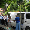 IMG 7142 Lange rij kantoorpersoneel voor goed voedsel uit de minivan