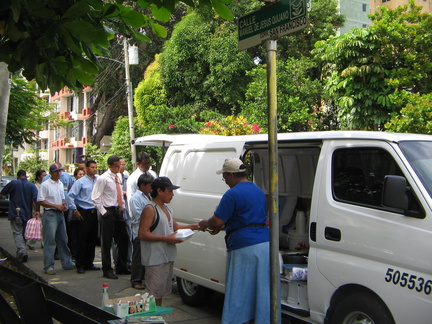 IMG 7142 Lange rij kantoorpersoneel voor goed voedsel uit de minivan