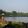 IMG 7422 Emberu vrouw gaat de vaat doen in de rivier