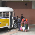 2008 Pan-Col 098 - Kuna vrouwen met de boodschappen in de rij voor de bus.jpg