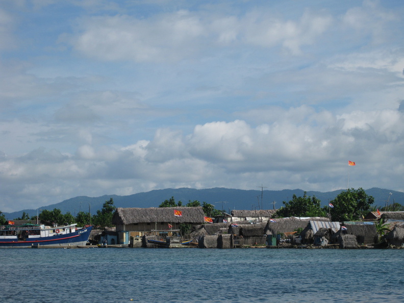 2008 Pan-Col 620 - Kuna eilanden met de vlag van een politieke partij.jpg