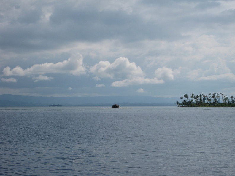 2008 Pan-Col 659 - En sommige eilandjes hebben alleen een hutje, niet een palmboom.jpg