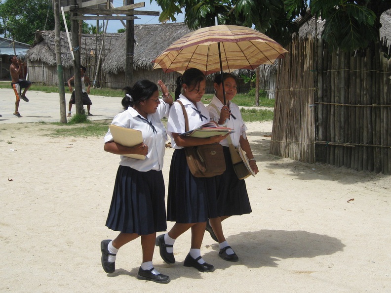 2008 Pan-Col 733 - Schoolmeisjes in uniform onder parasol.jpg