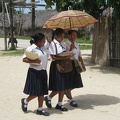 2008 Pan-Col 733 - Schoolmeisjes in uniform onder parasol