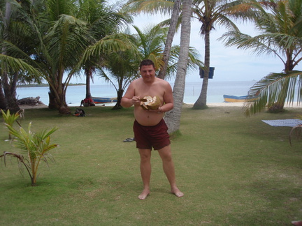2008 Pan-Col 563 - Pim kijkt stoer met kokosnoot