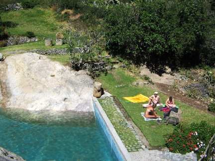 IMG 3136 Lekker liggen bij het zwembad met Karin en Geert