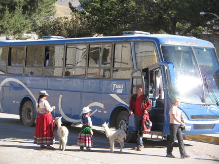 IMG 3006 Locale vrouw wacht met kind en Alpacas op toeristen die geen interesse hebben