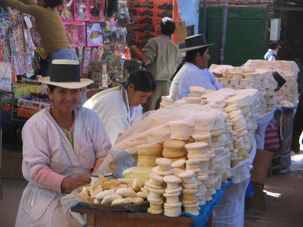 IMG 4075 Mooie kaasverkoopsters op de markt