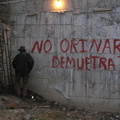 IMG 4201 sOchtends bij de busterminal in Andahuelas niet piesen staat er op de muur