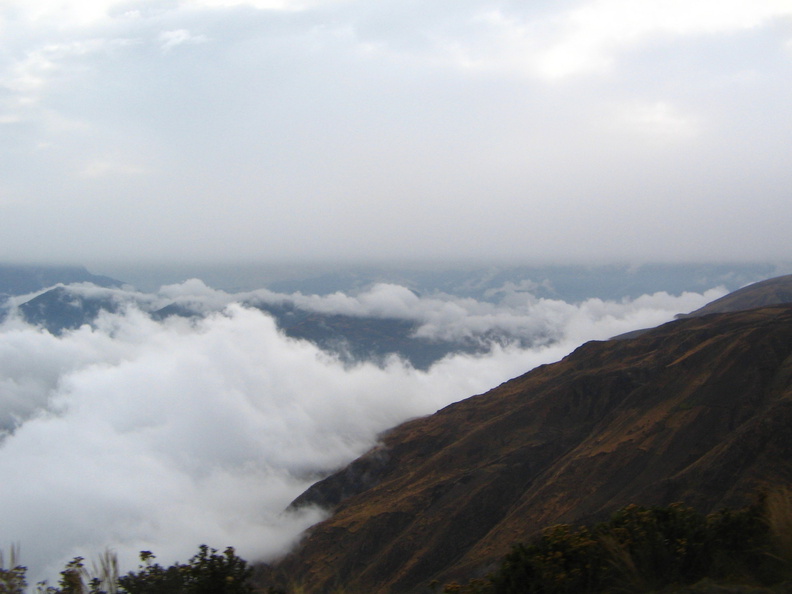 IMG_4206_Uitzicht_tussen_Andahuelas_en_Cuzco_hoog_boven_de_wolken.jpg