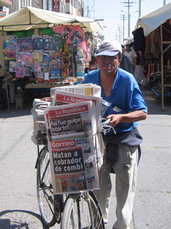 IMG 3804 Krantenverkoper op de Feria Dominical