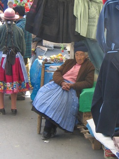 IMG 3831 Slapende marktkoopvrouw op de Feria Dominical