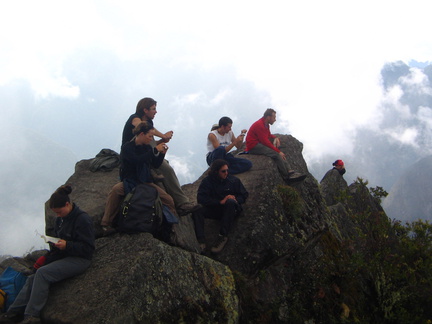 IMG 7677 Als apen op een rots zitten de klimmers te wachten op het uitzicht