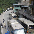 IMG 7761 Bussen gaan af en aan voor het vervoeren van de toeristen naar Machu Pichu