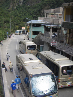 IMG 7761 Bussen gaan af en aan voor het vervoeren van de toeristen naar Machu Pichu