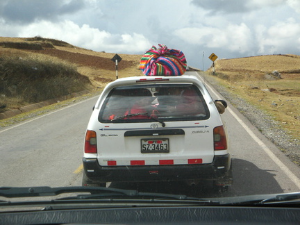 IMG 7795 Met de auto terug naar Cuzco lokalen binden hun spullen echt niet vast op de auto