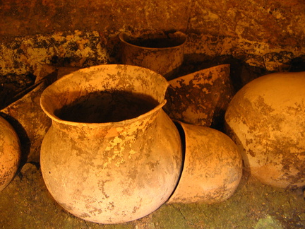 IMG 0269 Urnen en kruiken werden gevonden in de Tombes