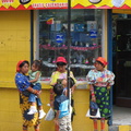 IMG 6637 Drie Kuna vrouwen met kinderen Panama City