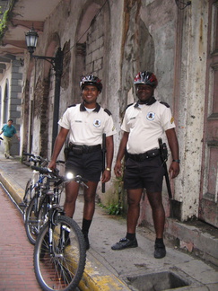 IMG 6770 Touristen politie in lekkere korte broekjes