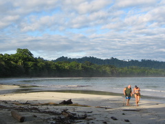 IMG 5912 Toeristen aan de wandel op het strand van Cahuita