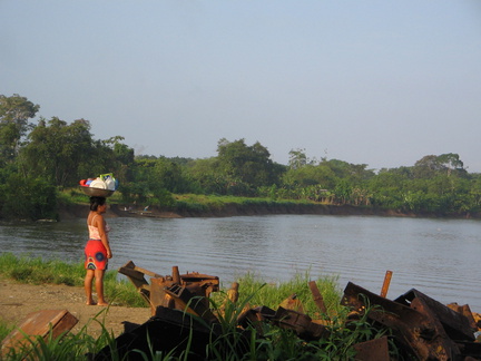 IMG 7422 Emberu vrouw gaat de vaat doen in de rivier
