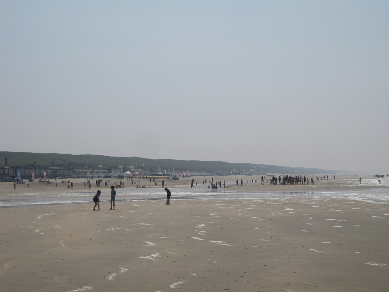 0730 - Na uren lege stranden weer veel mensen op het strand.JPG