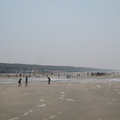 0730 - Na uren lege stranden weer veel mensen op het strand.JPG