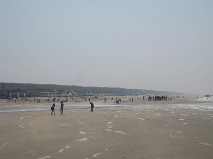 0730 - Na uren lege stranden weer veel mensen op het strand