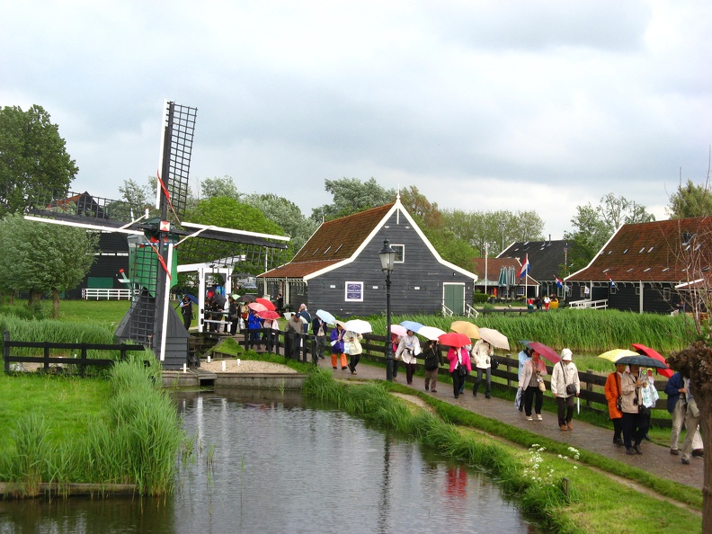 IMG_4242 - Lot of Chinese people on the Zaanse Schans.JPG