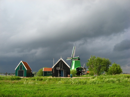 IMG 4243 - Sun and dark clouds (Zaanse Schans)
